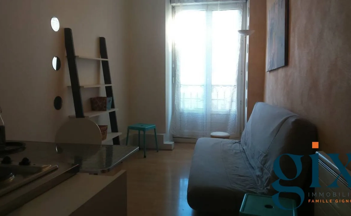 Studio meublé à vendre à Grenoble, rue St Laurent, loué, idéal investering 