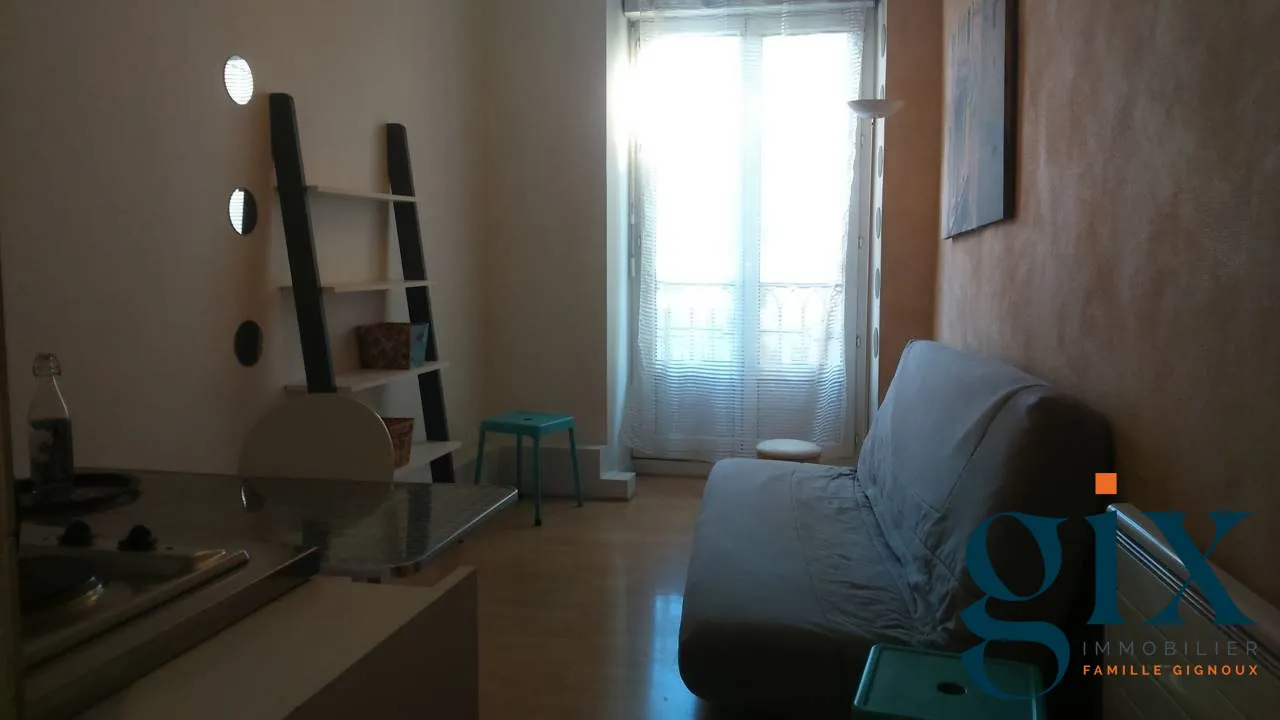 Studio meublé à vendre à Grenoble, rue St Laurent, loué, idéal investering 
