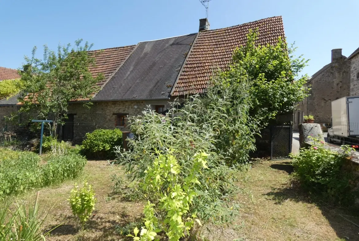 Maison de village en pierre avec dépendance et jardin à Cressat 