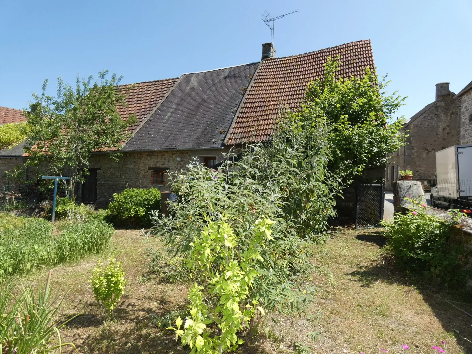Maison de village en pierre avec dépendance et jardin à Cressat 