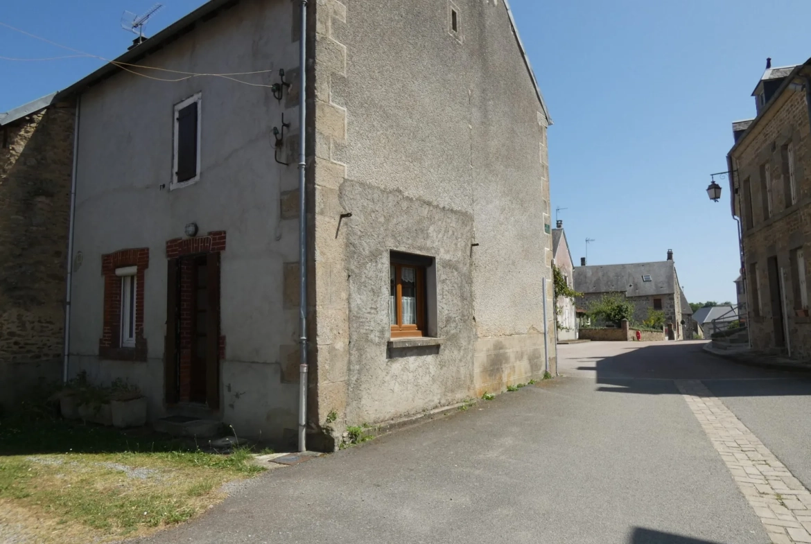 Maison de village en pierre avec dépendance et jardin à Cressat 
