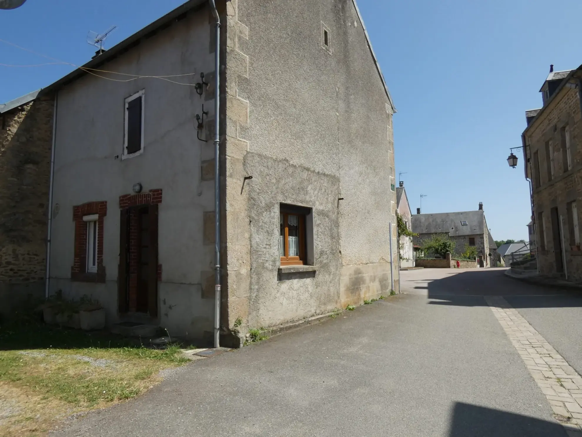 Maison de village en pierre avec dépendance et jardin à Cressat 