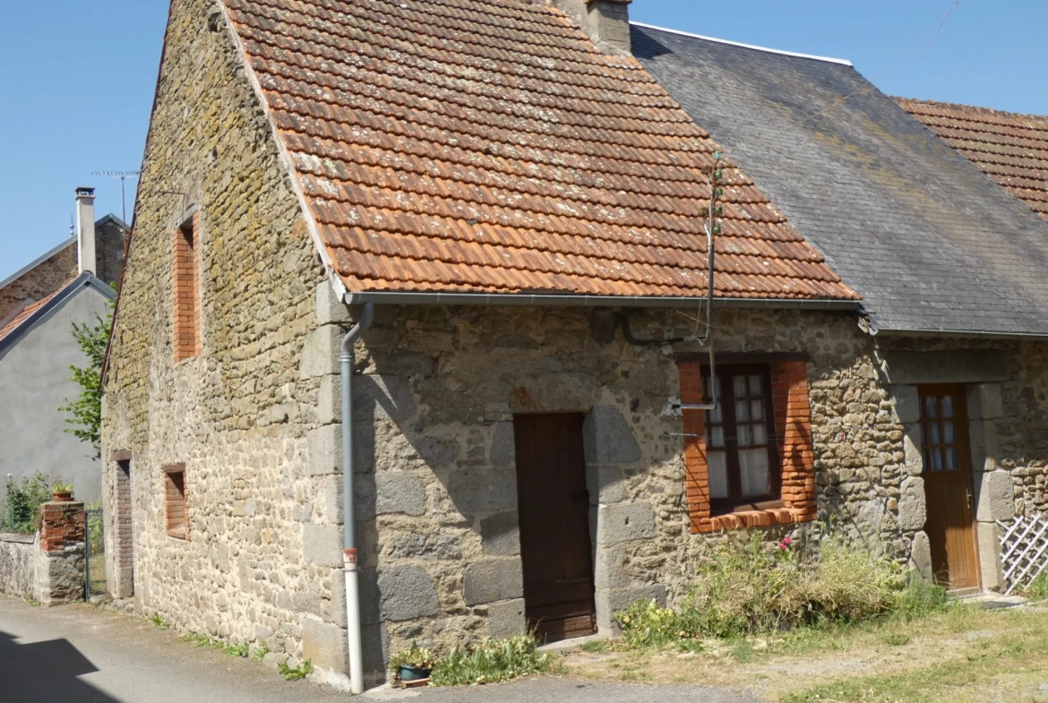 Maison de village en pierre avec dépendance et jardin à Cressat 