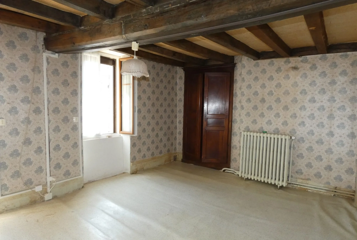 Maison de village en pierre avec dépendance et jardin à Cressat 