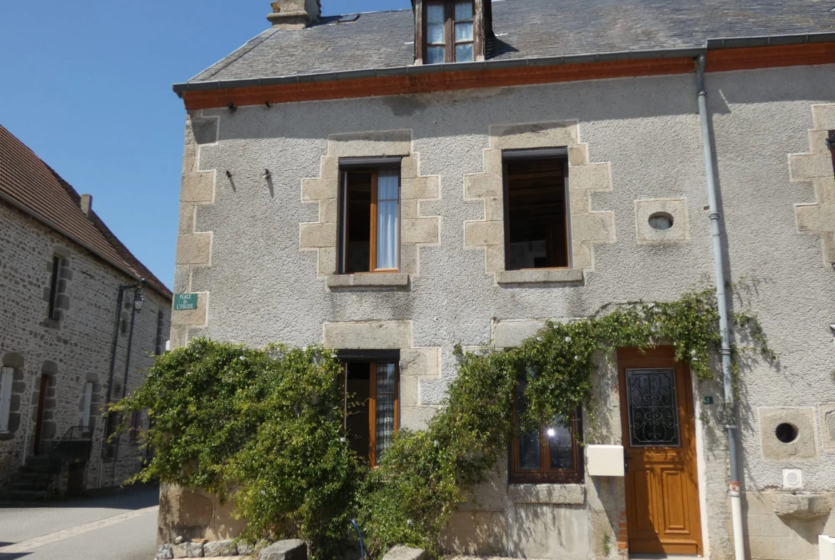 Maison de village en pierre avec dépendance et jardin à Cressat 