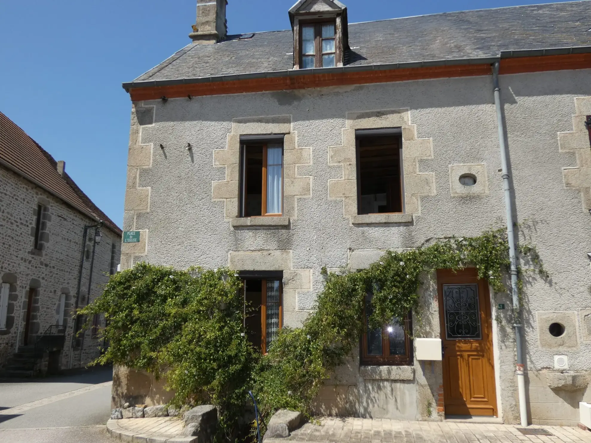 Maison de village en pierre avec dépendance et jardin à Cressat 