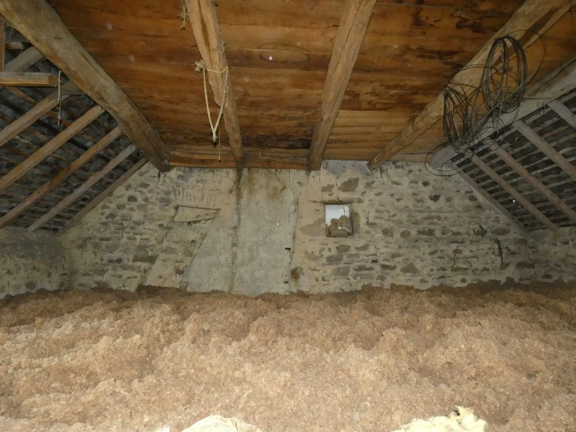 Maison de village en pierre avec dépendance et jardin à Cressat 