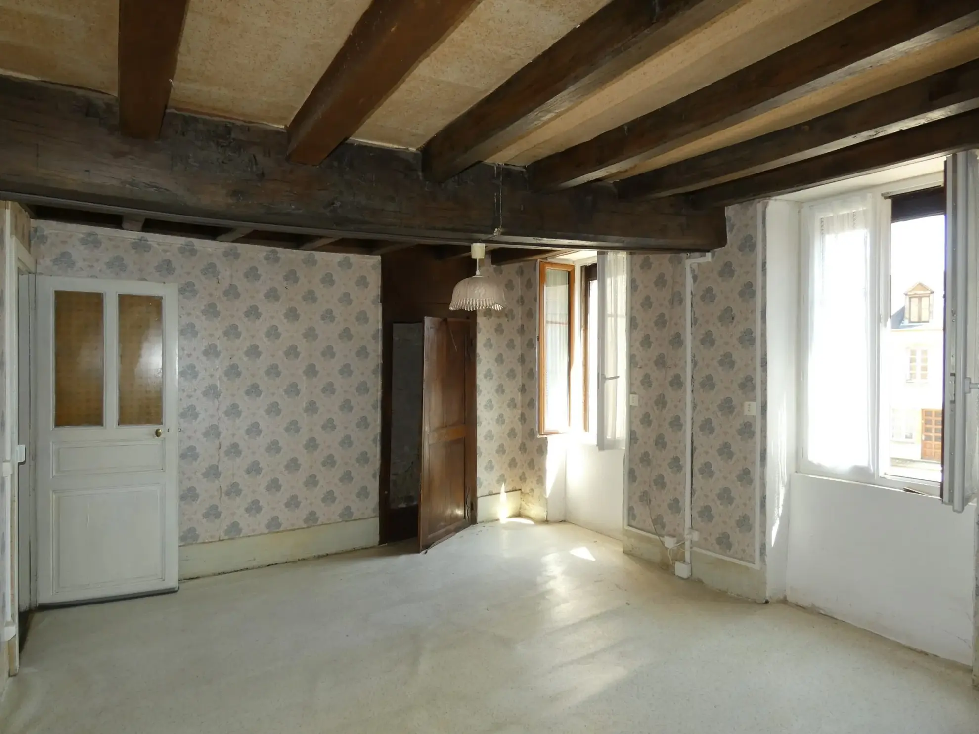 Maison de village en pierre avec dépendance et jardin à Cressat 