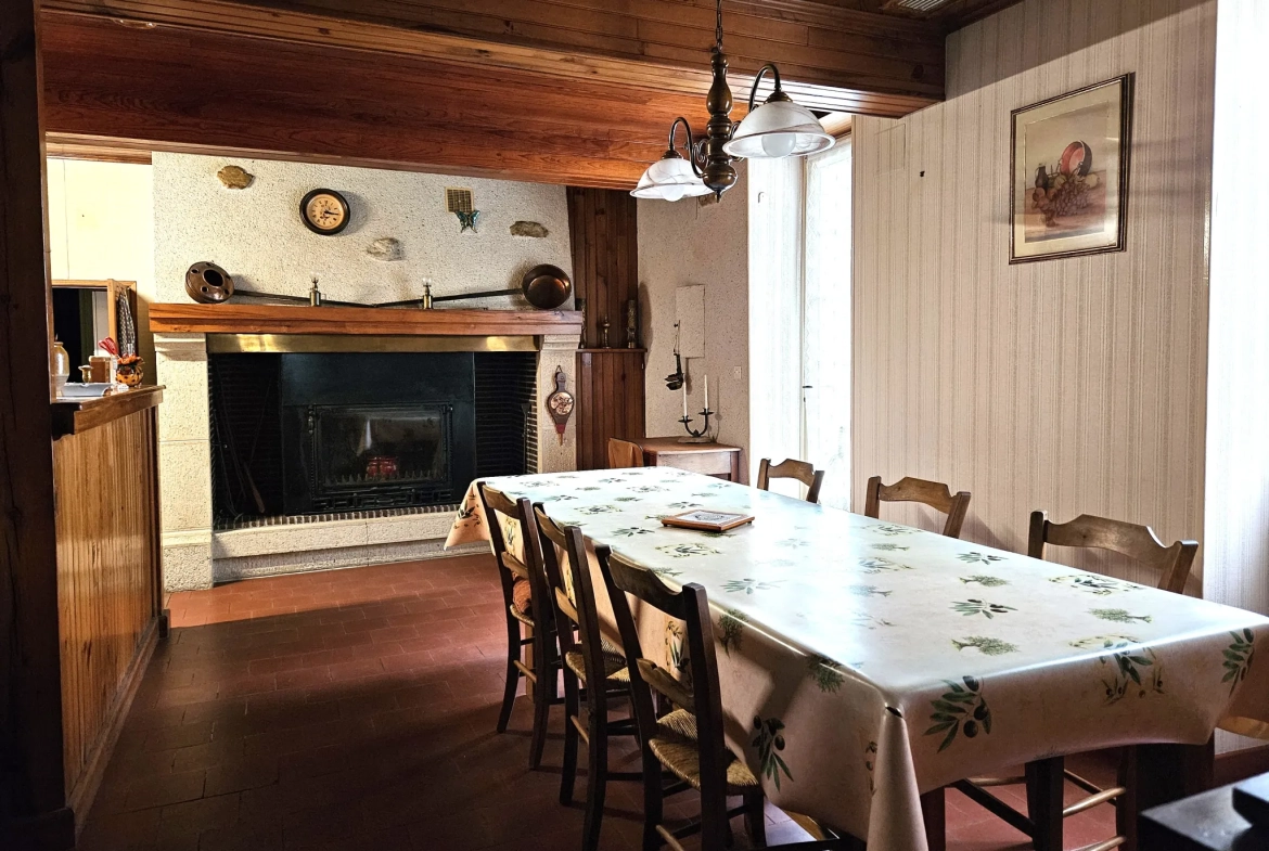 Propriété ancienne en pierre avec maison, chai et terrain à Laplume (47) 
