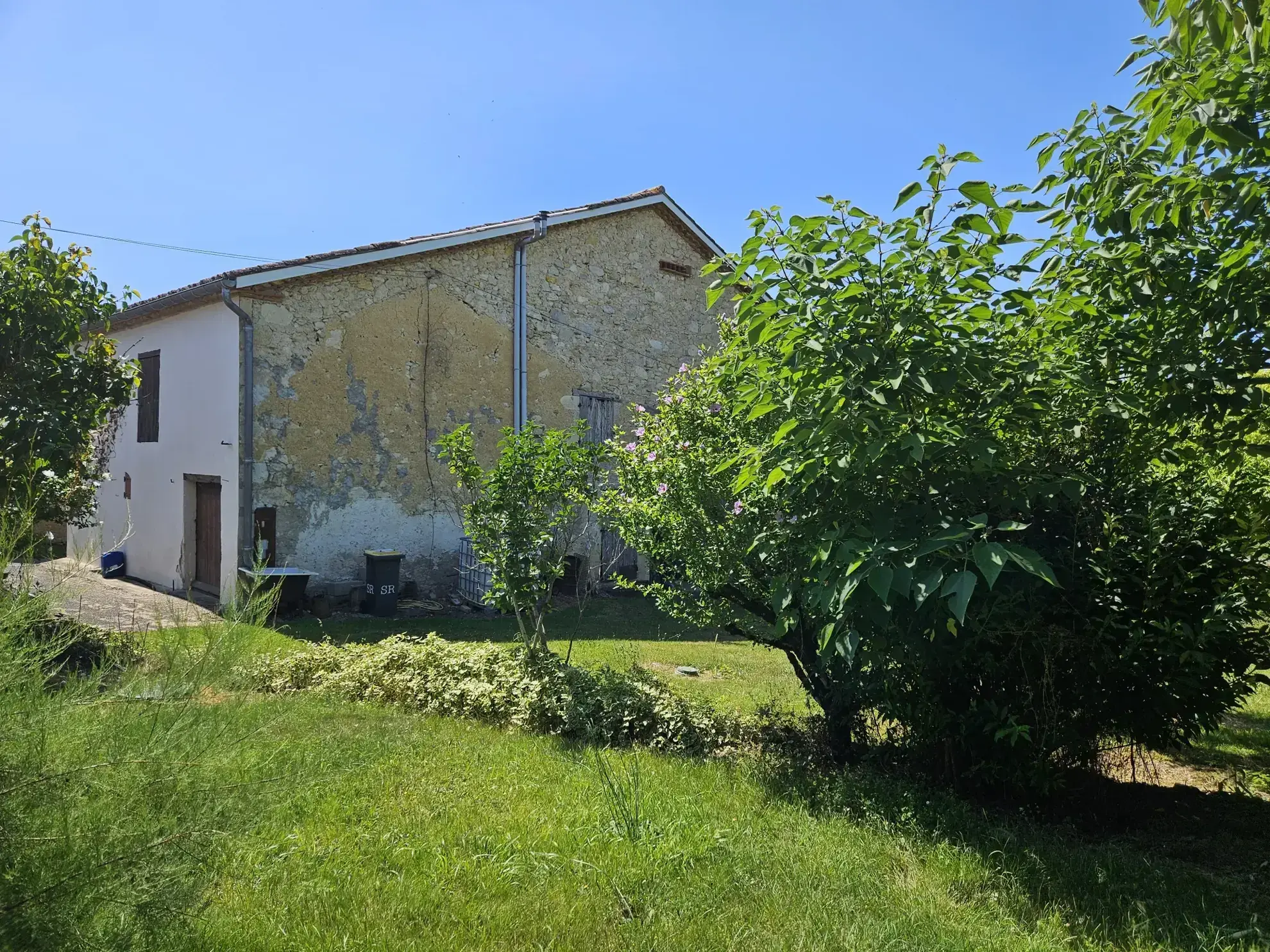 Propriété ancienne en pierre avec maison, chai et terrain à Laplume (47) 