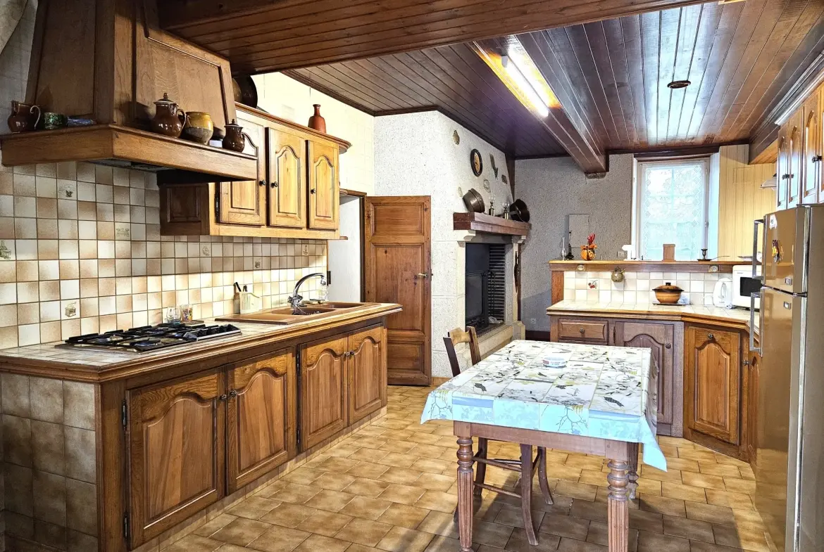 Propriété ancienne en pierre avec maison, chai et terrain à Laplume (47) 