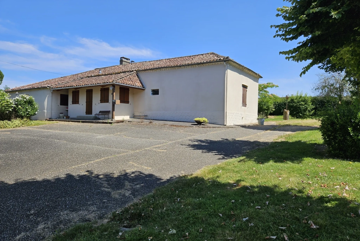 Propriété ancienne en pierre avec maison, chai et terrain à Laplume (47) 