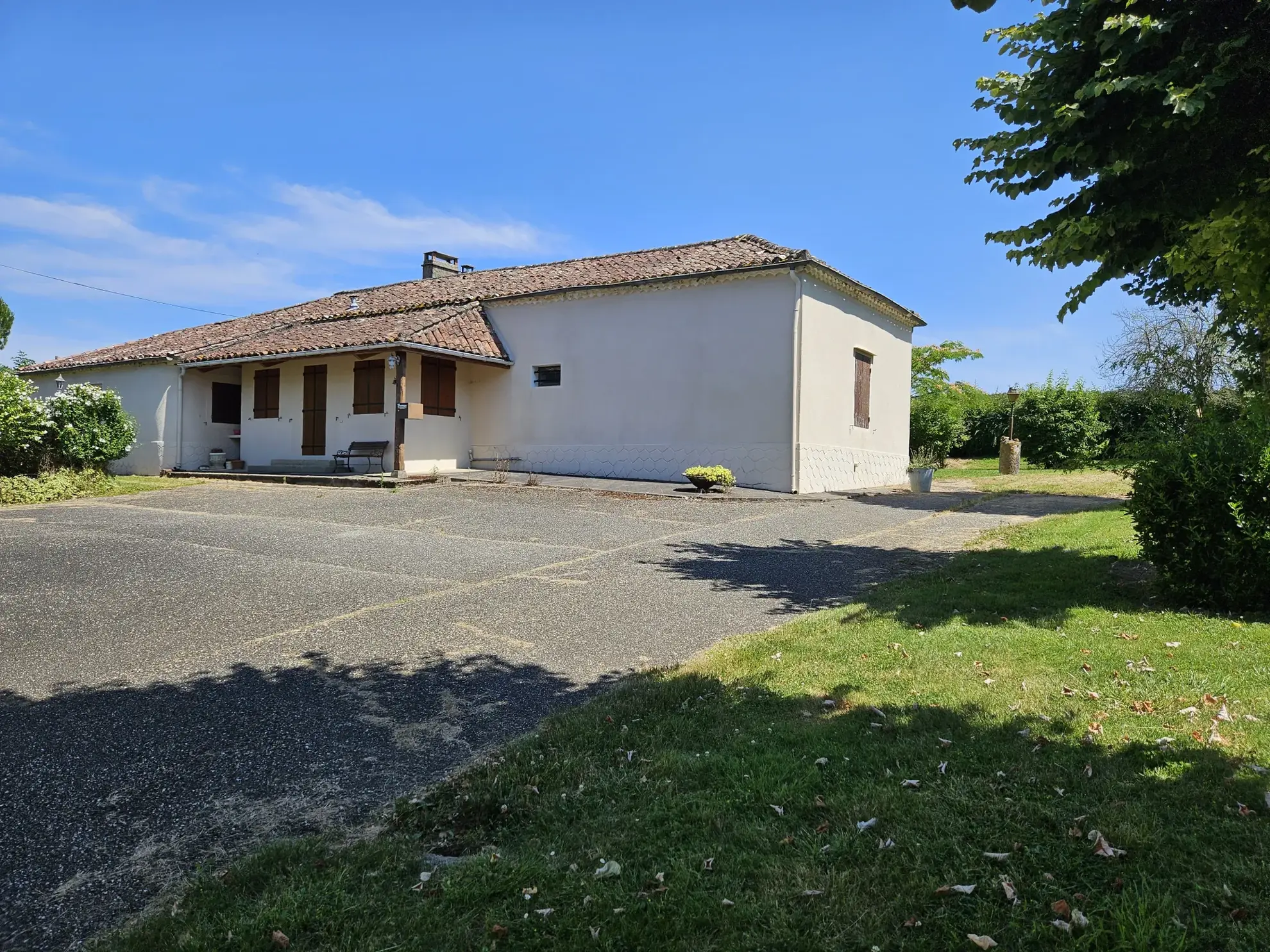 Propriété ancienne en pierre avec maison, chai et terrain à Laplume (47) 