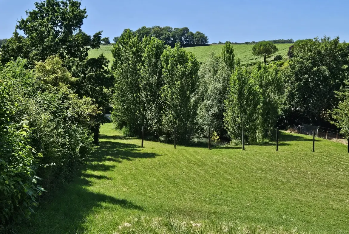 Propriété ancienne en pierre avec maison, chai et terrain à Laplume (47) 