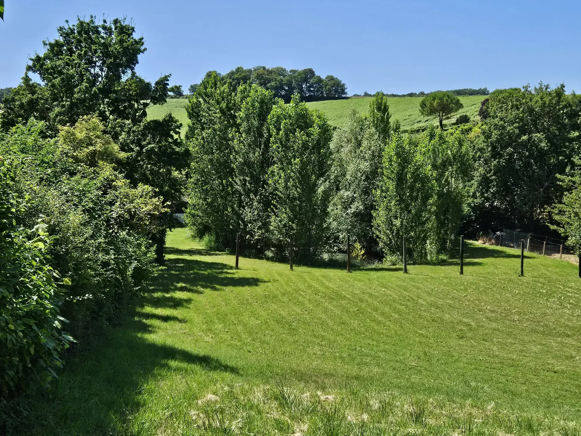Propriété ancienne en pierre avec maison, chai et terrain à Laplume (47) 