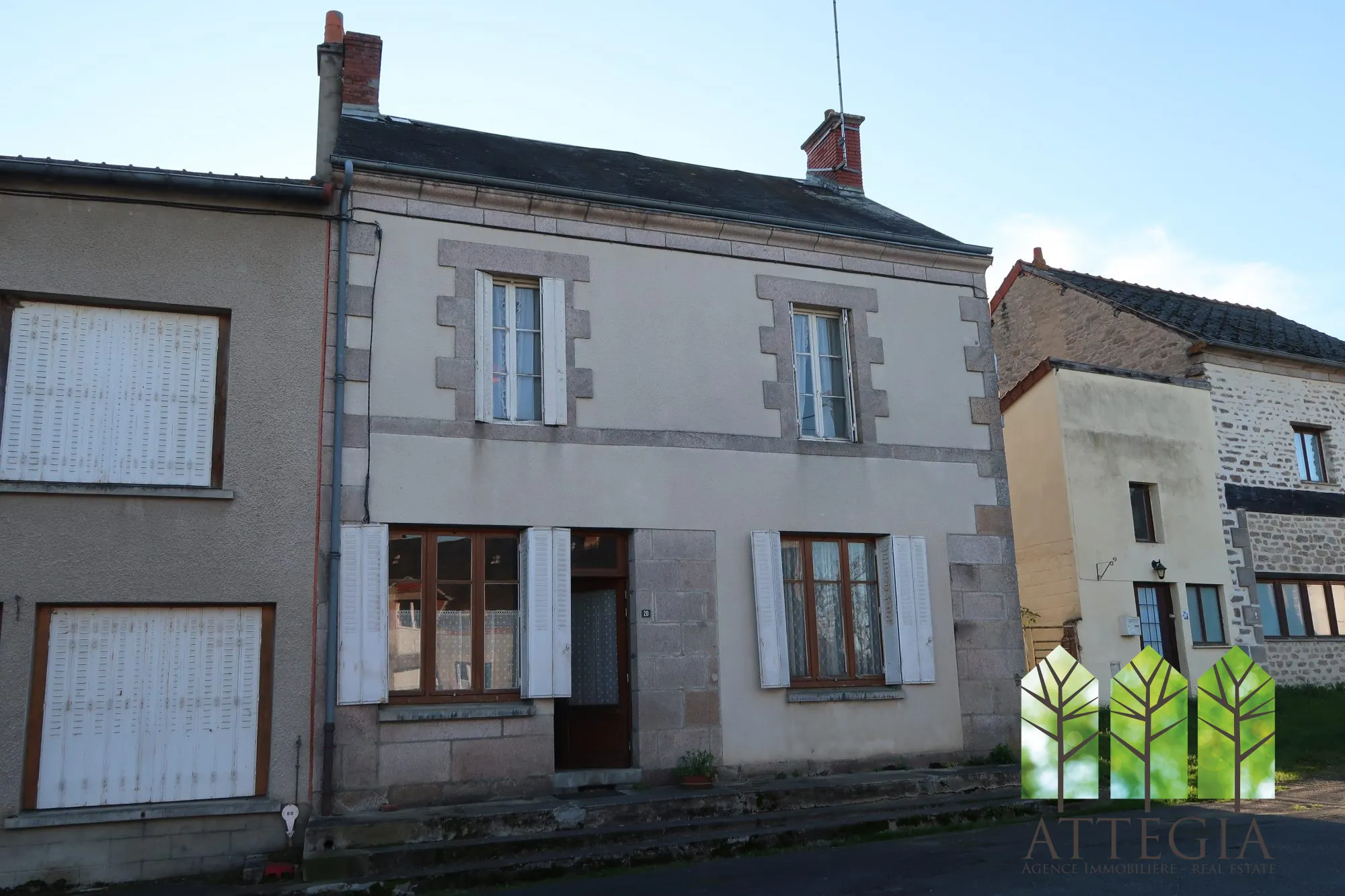 Maison en pierre à vendre avec jardin et dépendances à Clugnat 