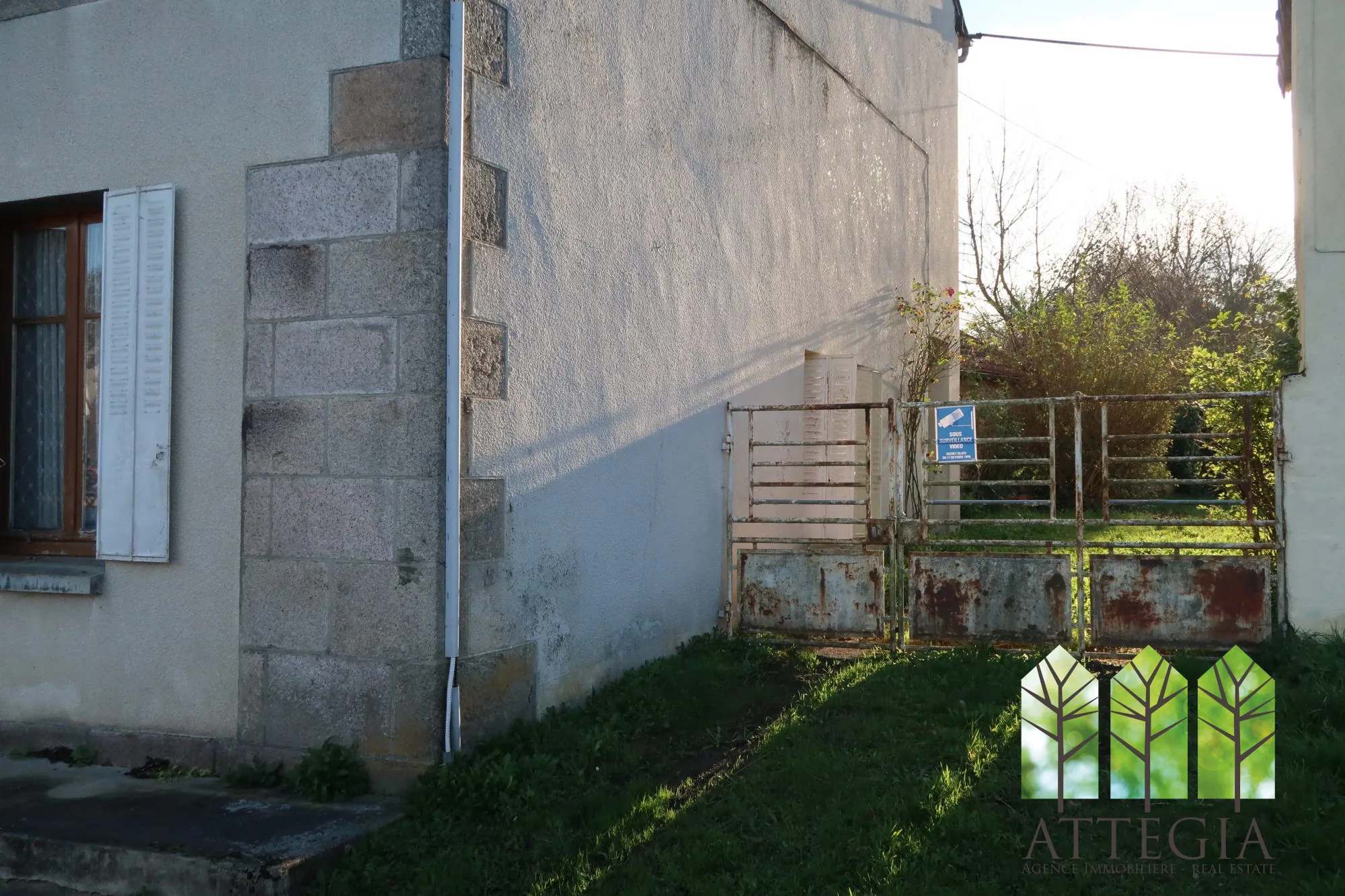 Maison en pierre à vendre avec jardin et dépendances à Clugnat 