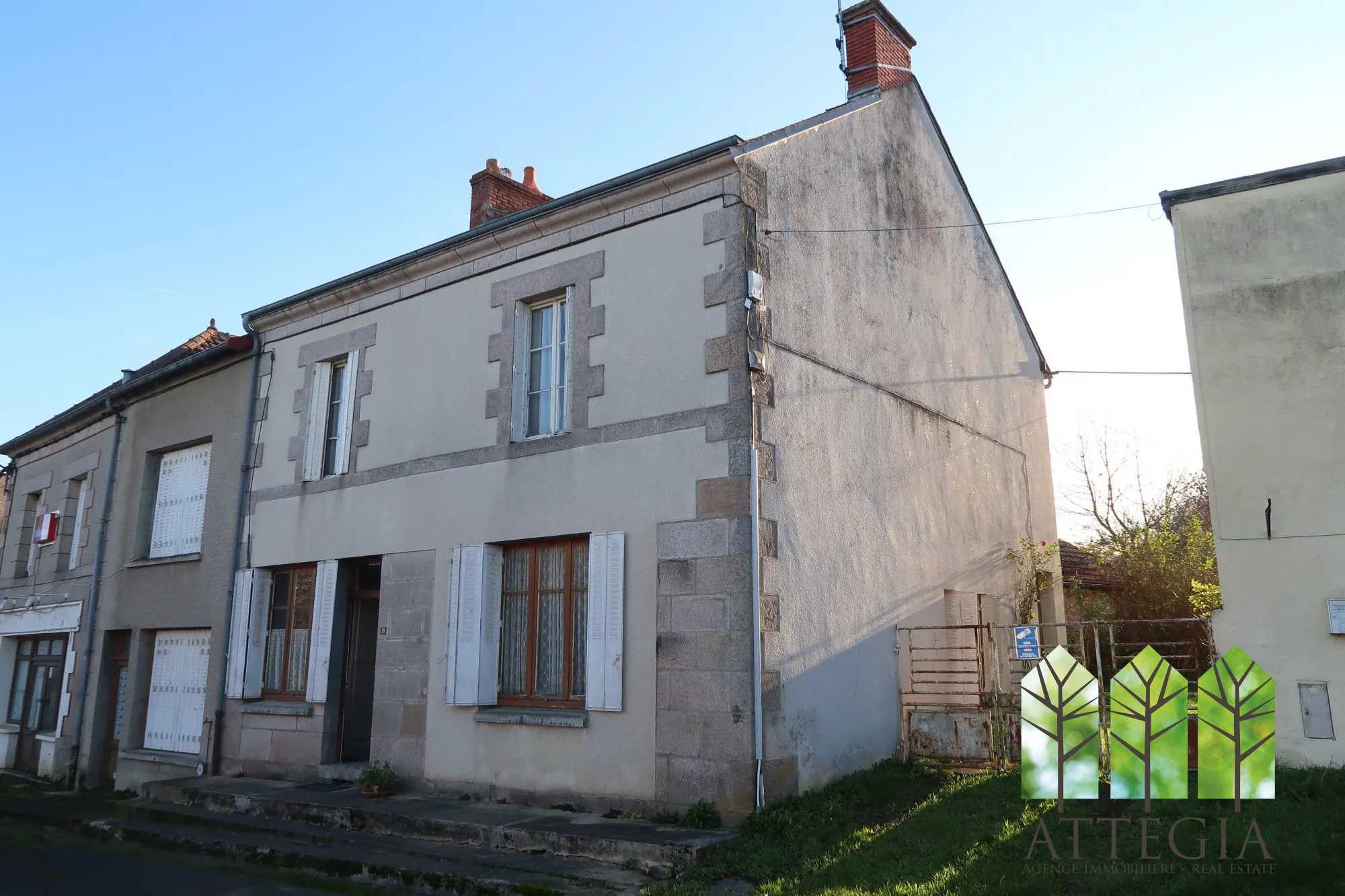 Maison en pierre à vendre avec jardin et dépendances à Clugnat 