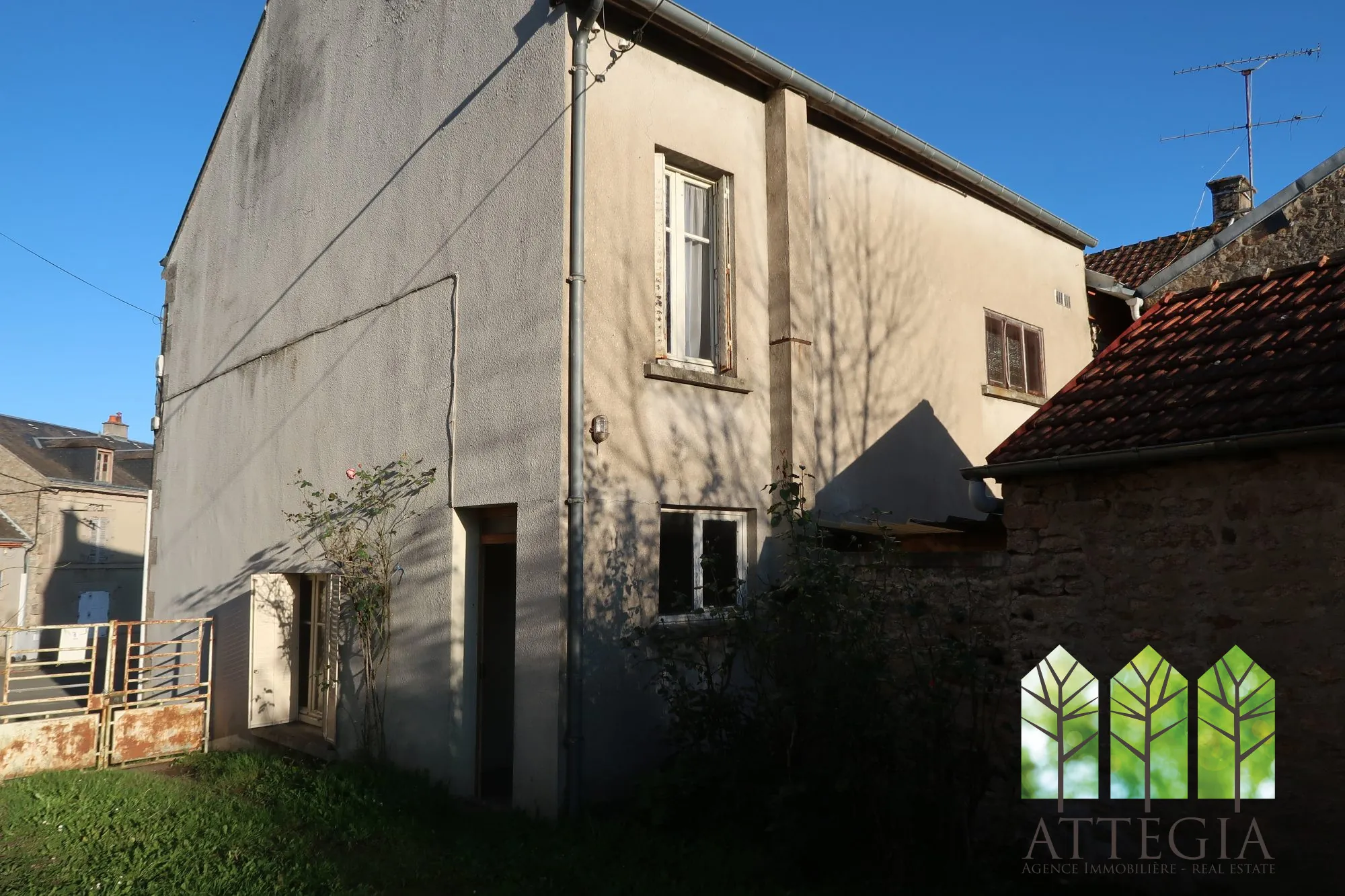 Maison en pierre à vendre avec jardin et dépendances à Clugnat 