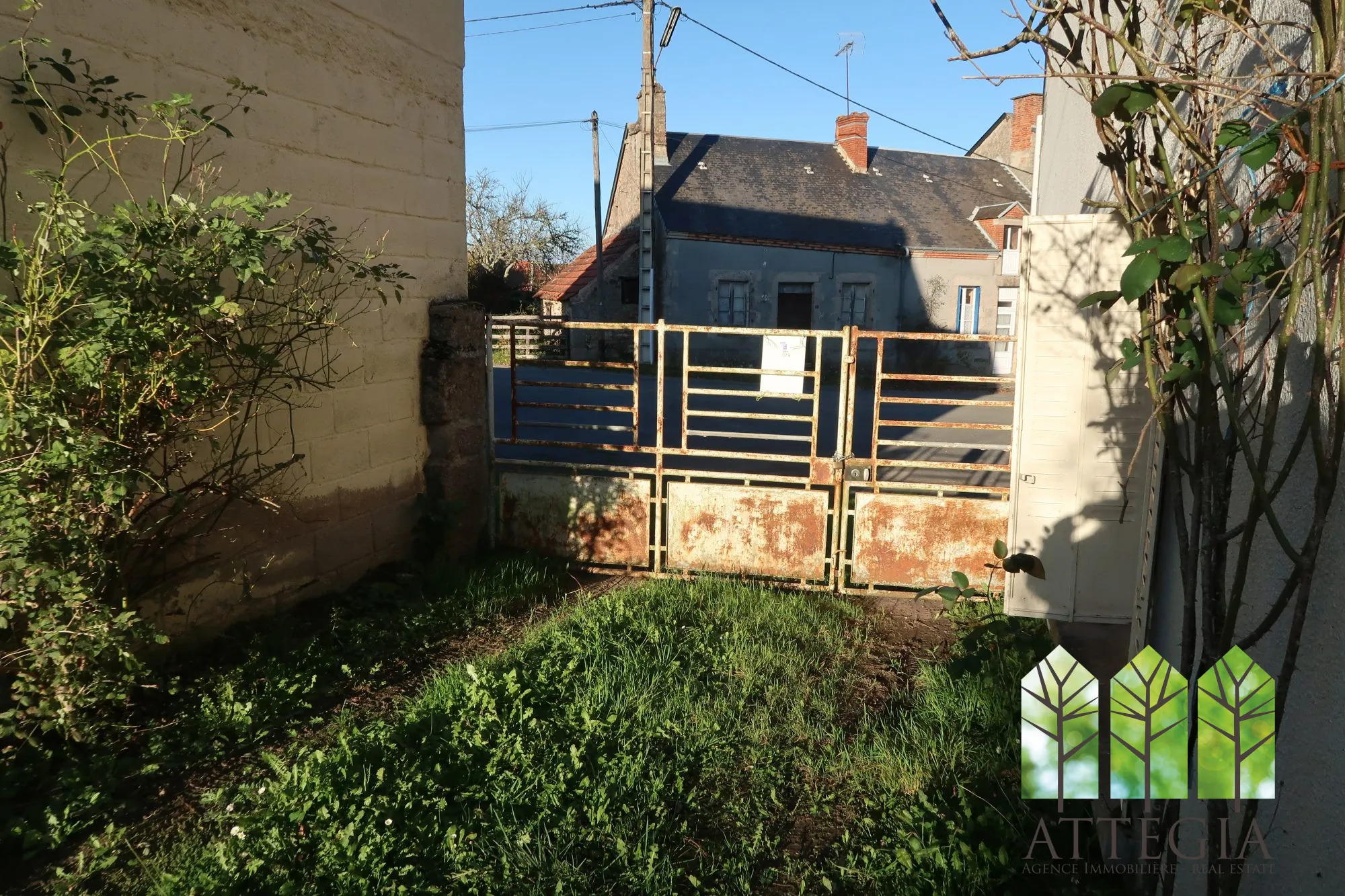 Maison en pierre à vendre avec jardin et dépendances à Clugnat 