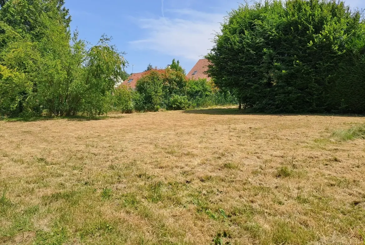 Terrain constructible de 805 m² à Rambouillet, environnement paisible 