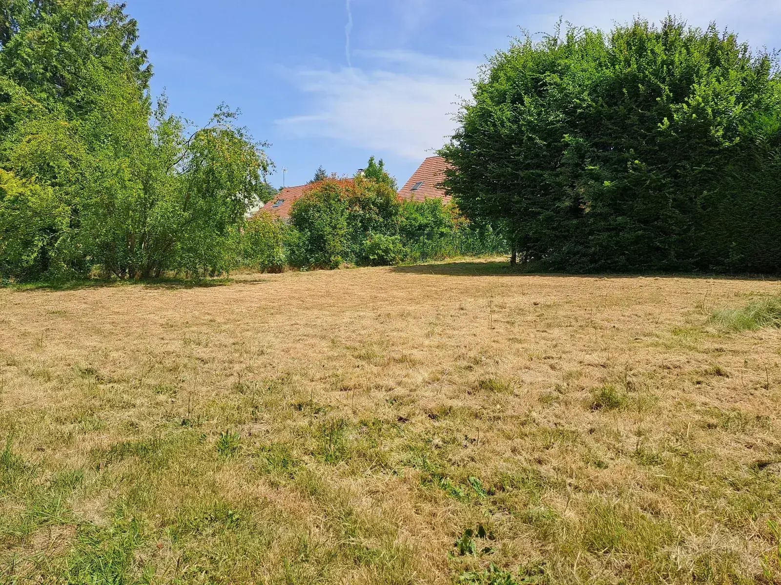 Terrain constructible de 805 m² à Rambouillet, environnement paisible 