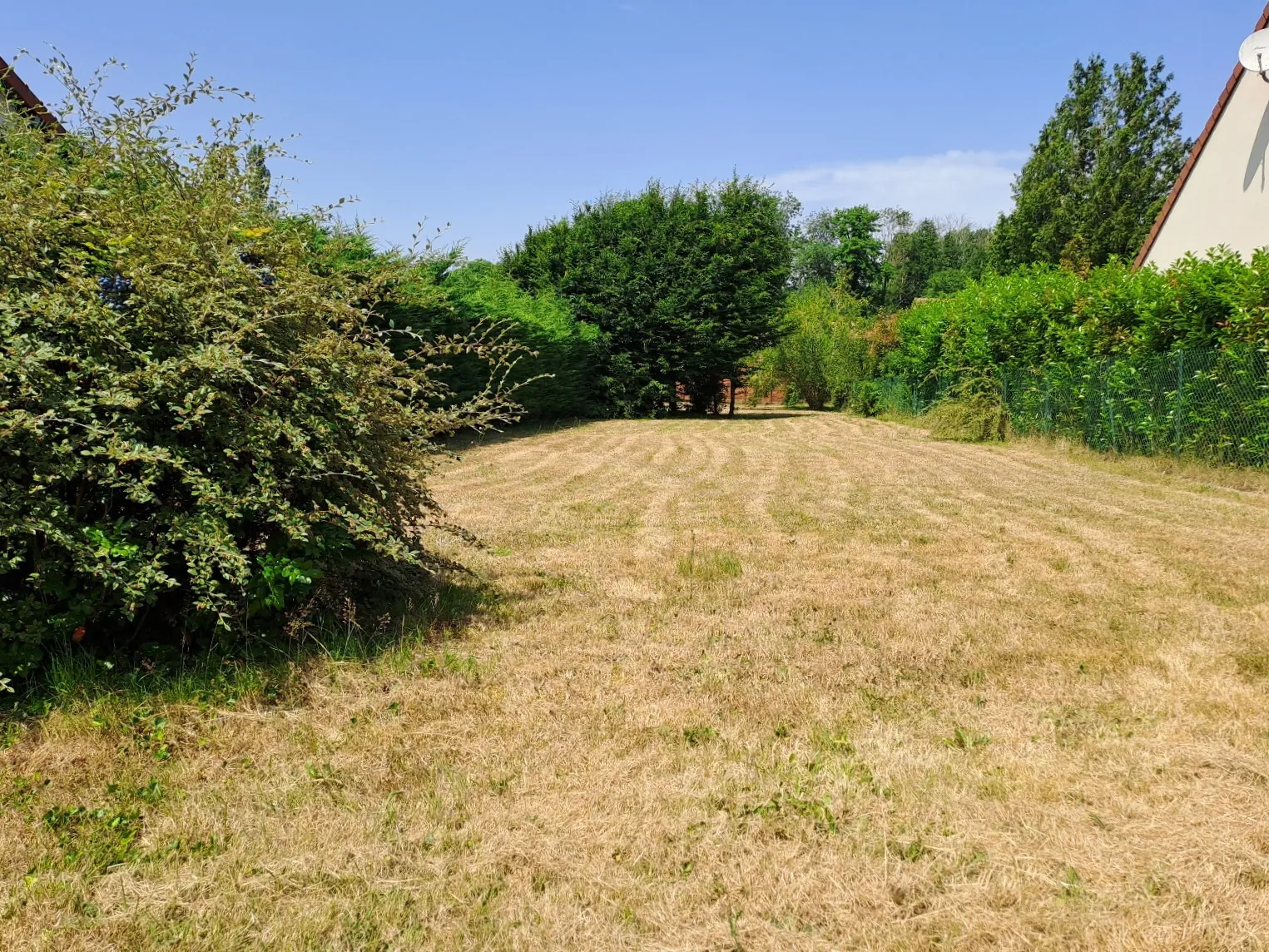 Terrain constructible de 805 m² à Rambouillet, environnement paisible 