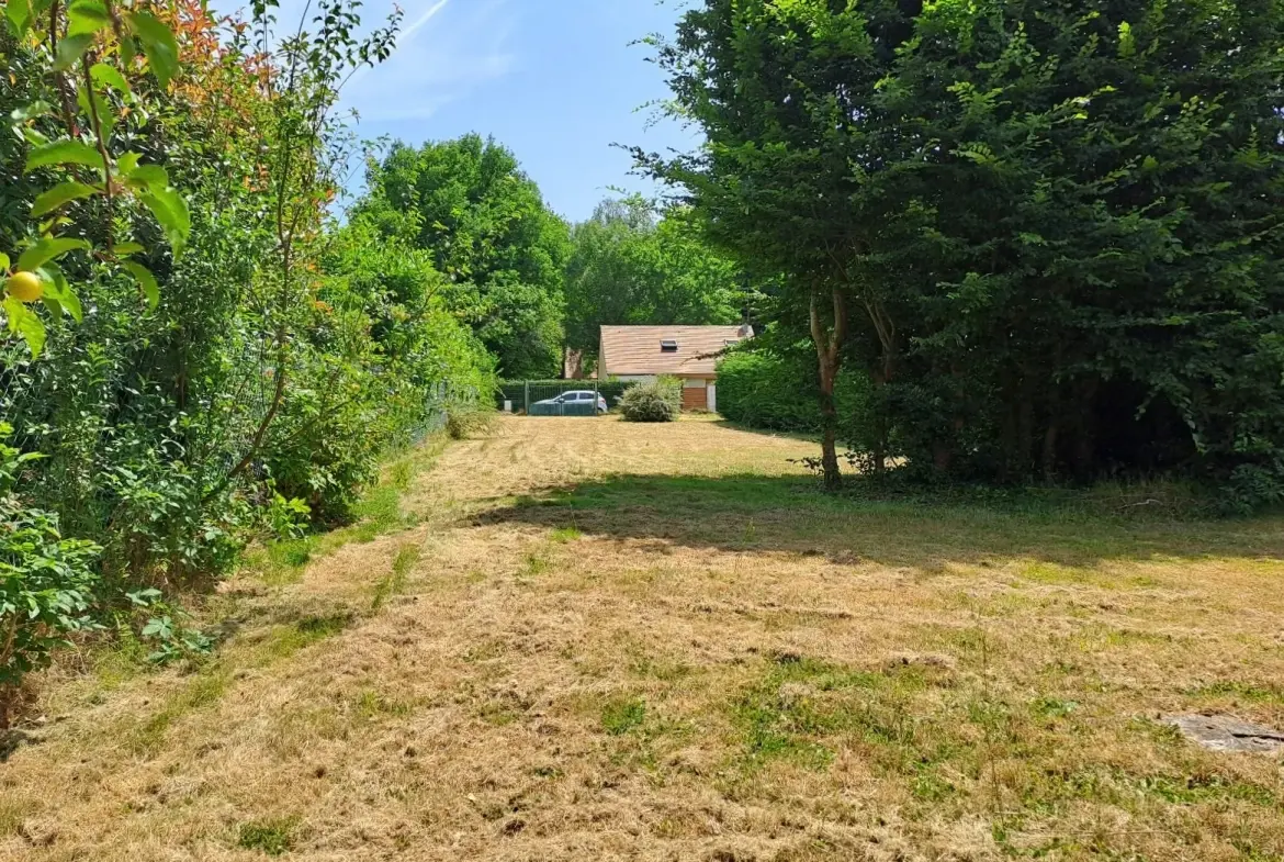 Terrain constructible de 805 m² à Rambouillet, environnement paisible 