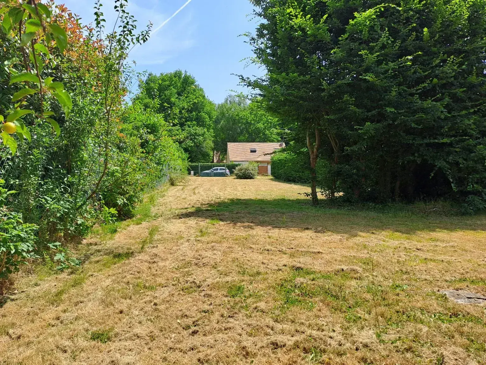 Terrain constructible de 805 m² à Rambouillet, environnement paisible 
