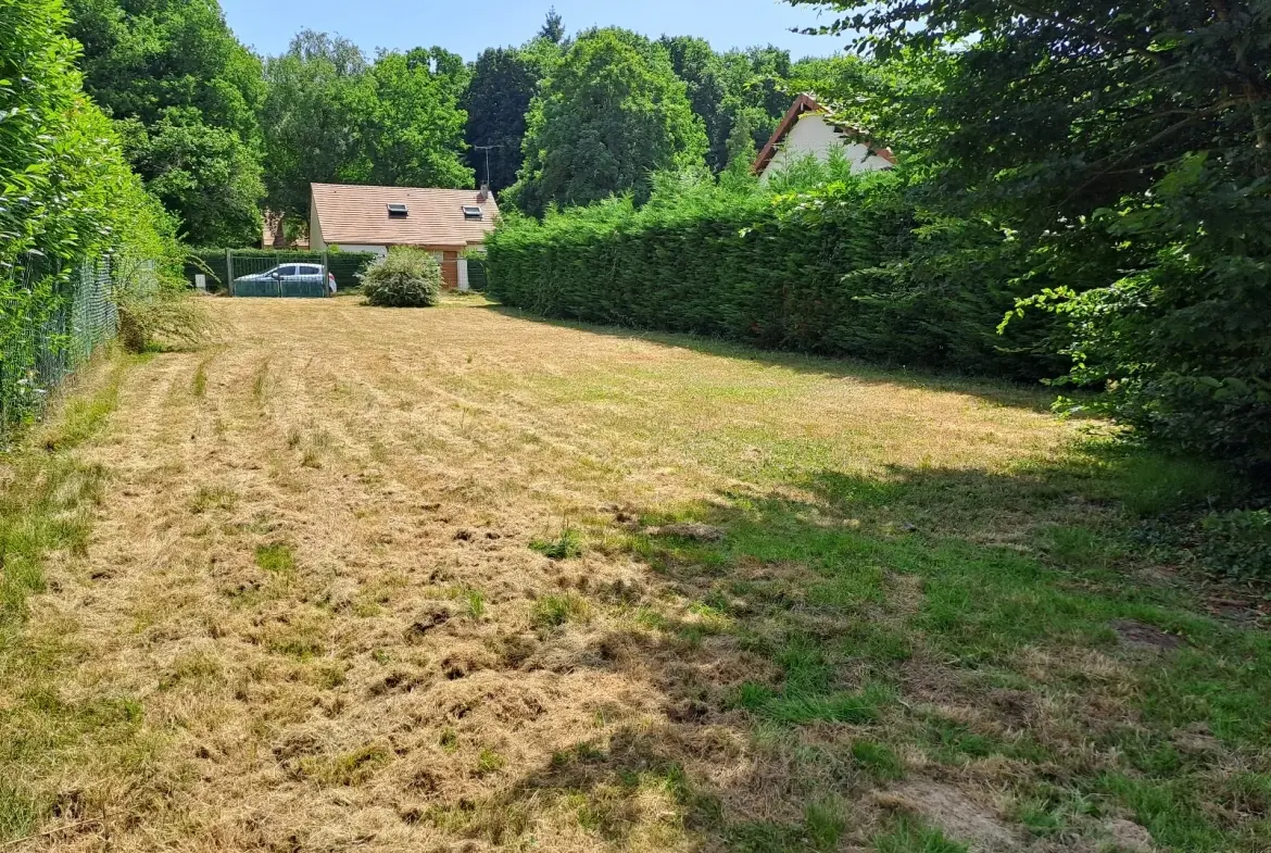 Terrain constructible de 805 m² à Rambouillet, environnement paisible 