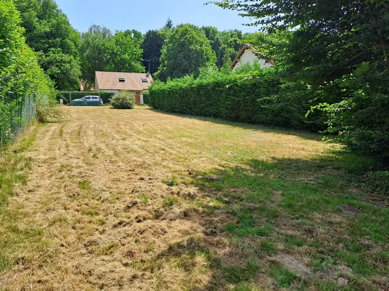 Terrain constructible de 805 m² à Rambouillet, environnement paisible 