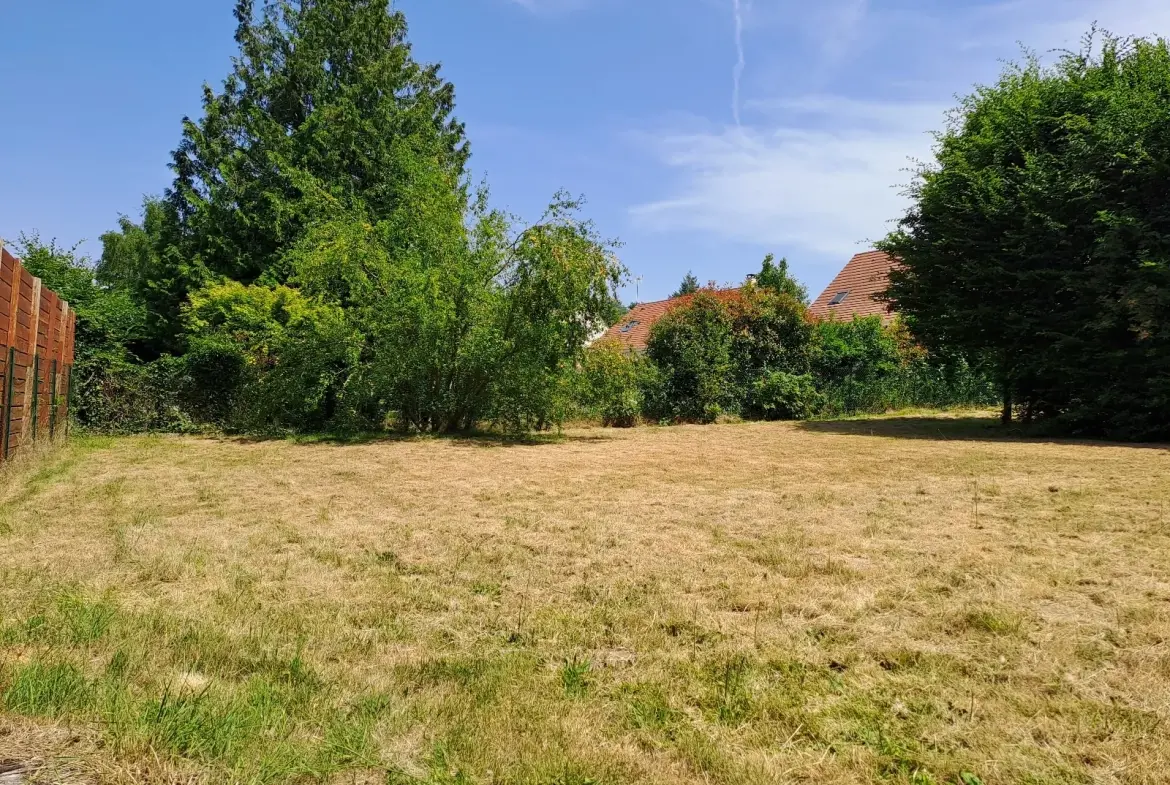 Terrain constructible de 805 m² à Rambouillet, environnement paisible 