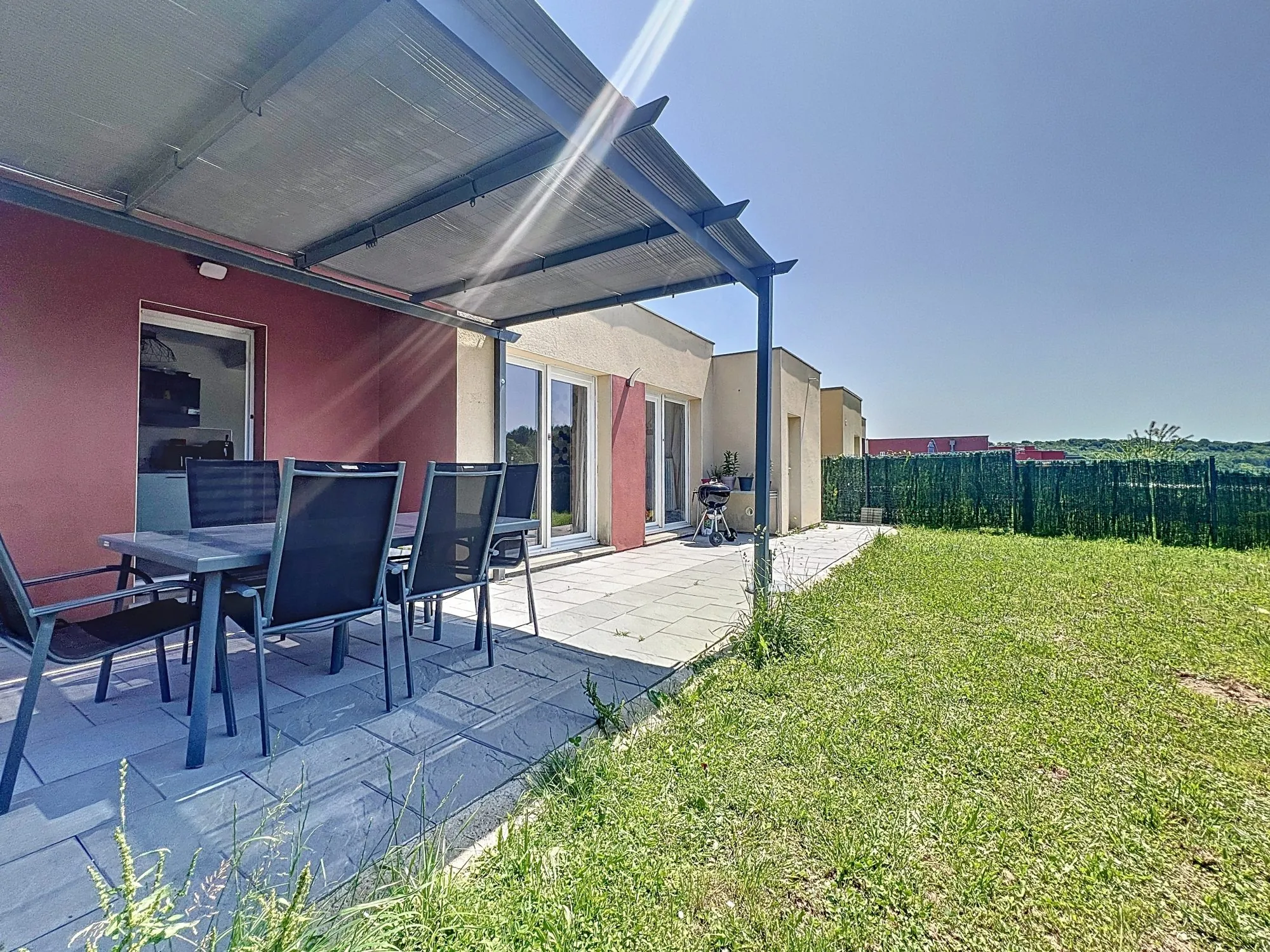 Maison de plain-pied à vendre à Offemont avec garage et terrasse 