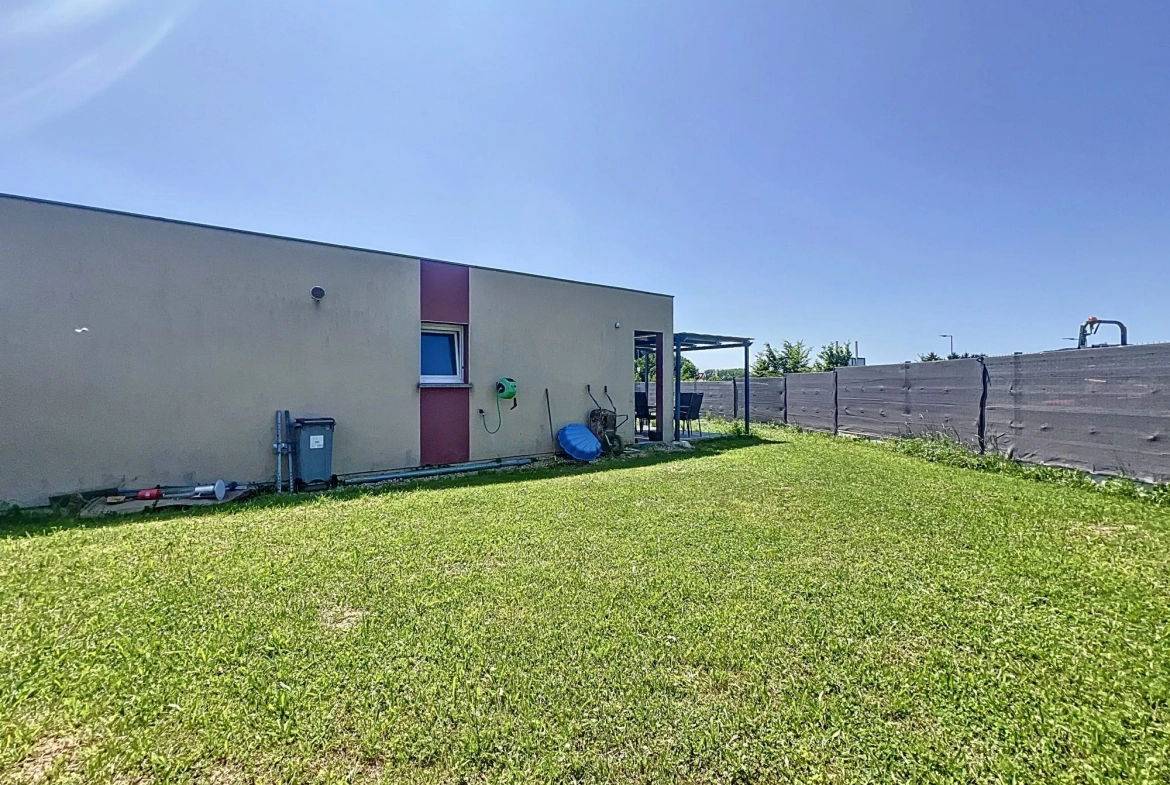 Maison de plain-pied à vendre à Offemont avec garage et terrasse 