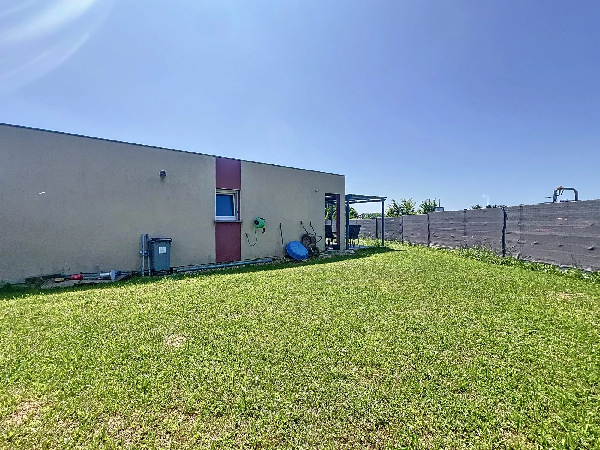 Maison de plain-pied à vendre à Offemont avec garage et terrasse 