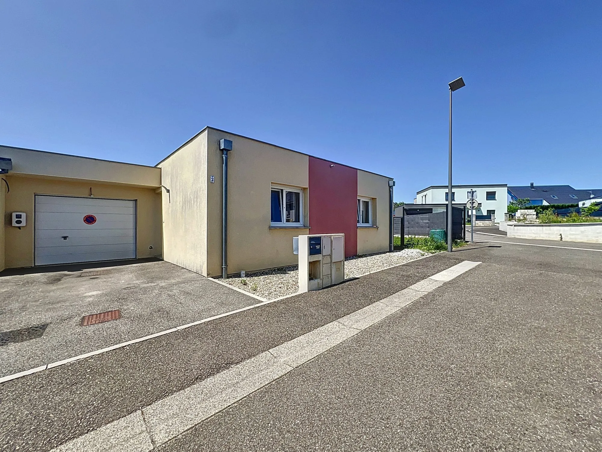 Maison de plain-pied à vendre à Offemont avec garage et terrasse 