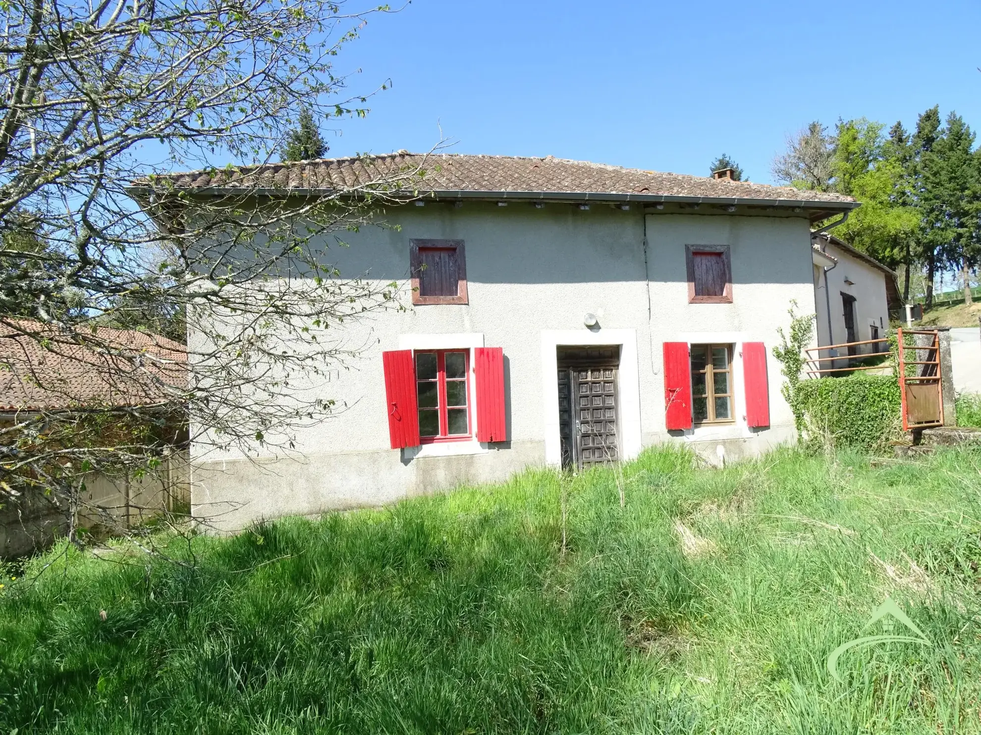 Maison en pierre à rénover avec terrain de 9000 m² près de Saillat-sur-Vienne 