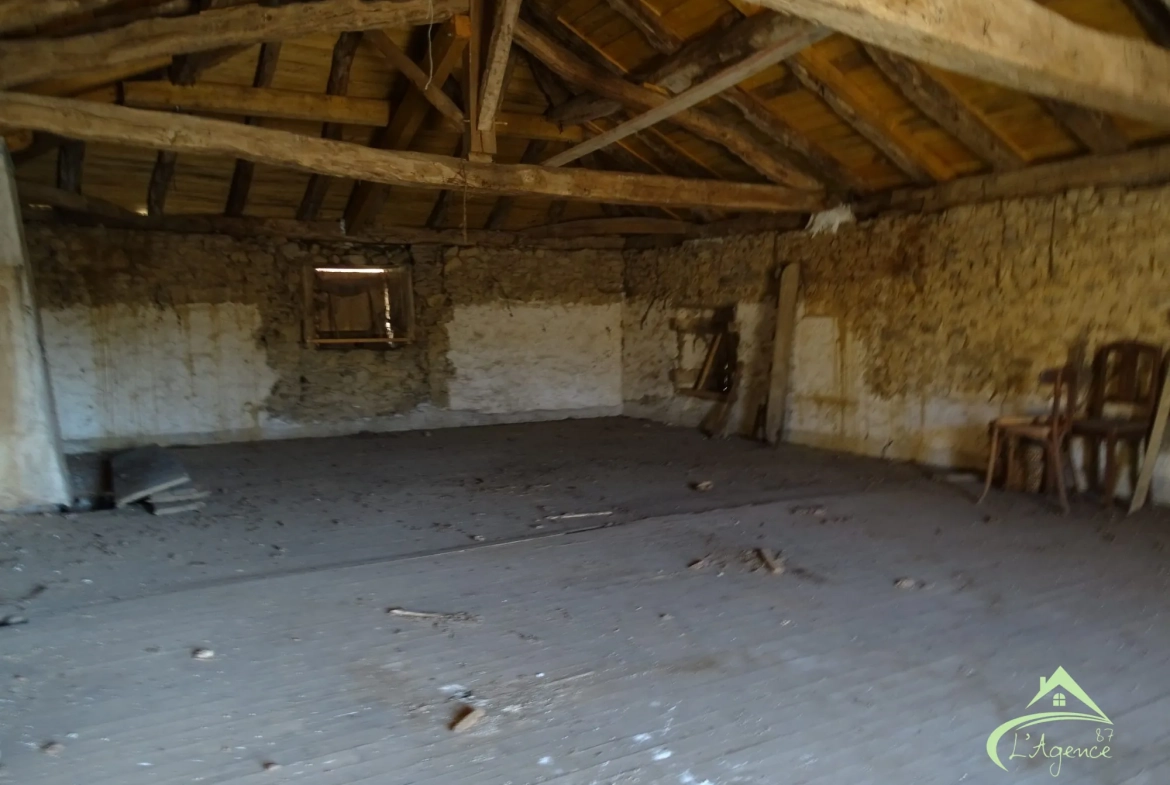 combles aménageables: accès à créer depuis le RDC Maison en pierre à rénover avec terrain de 9000 m² près de Saillat-sur-Vienne 