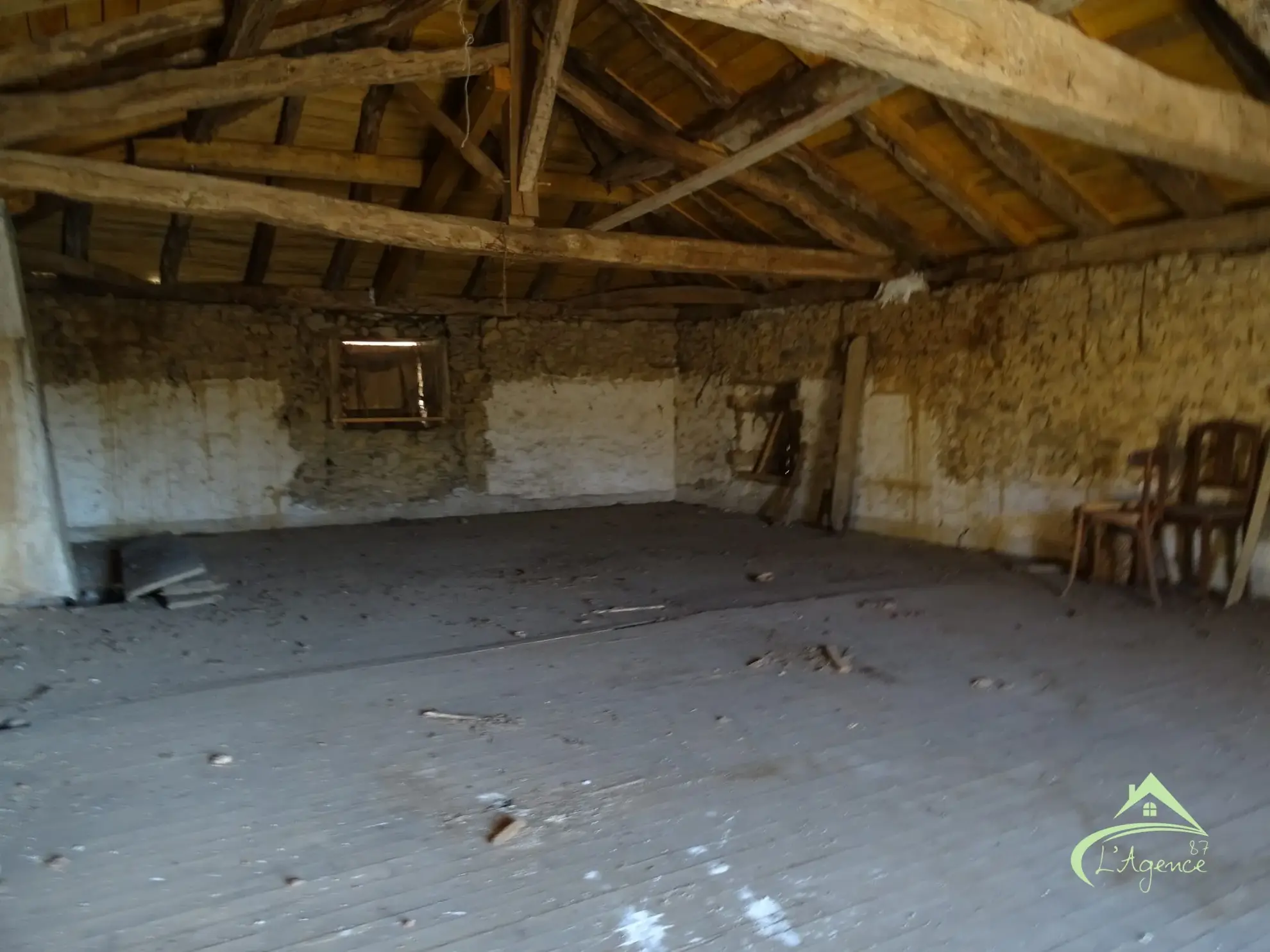 combles aménageables: accès à créer depuis le RDC Maison en pierre à rénover avec terrain de 9000 m² près de Saillat-sur-Vienne 