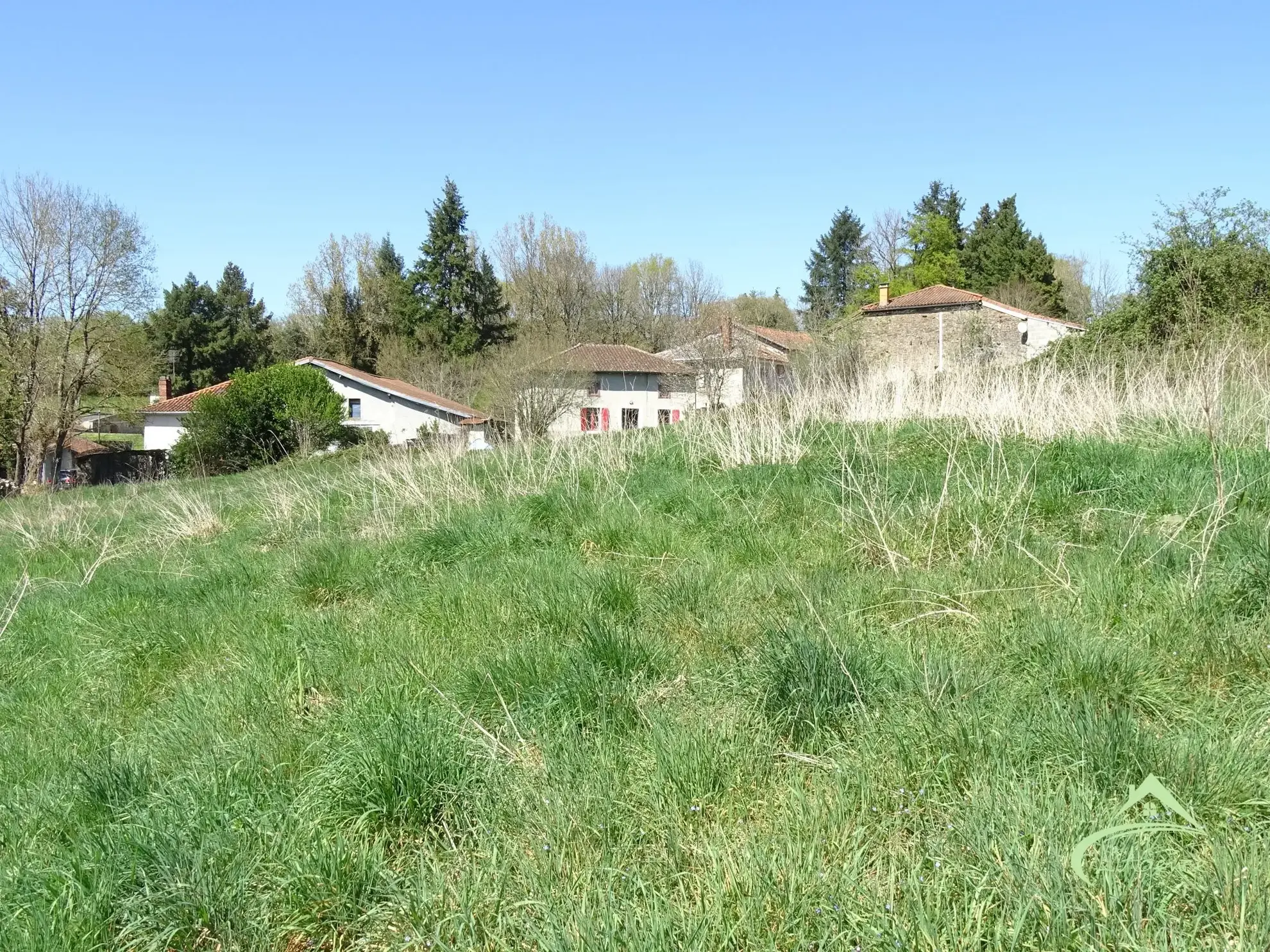 Maison en pierre à rénover avec terrain de 9000 m² près de Saillat-sur-Vienne 