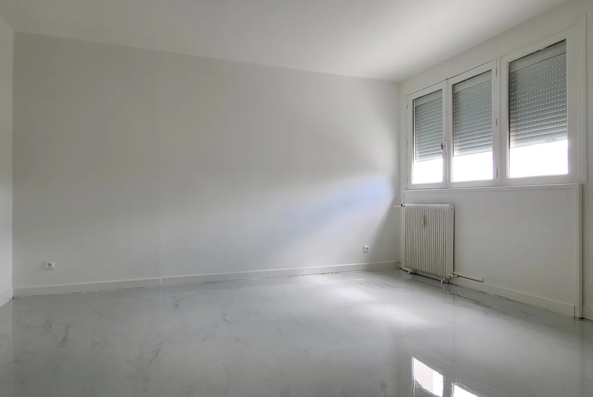Appartement T4 rénové et spacieux à Clermont-Ferrand, proche centre-ville 