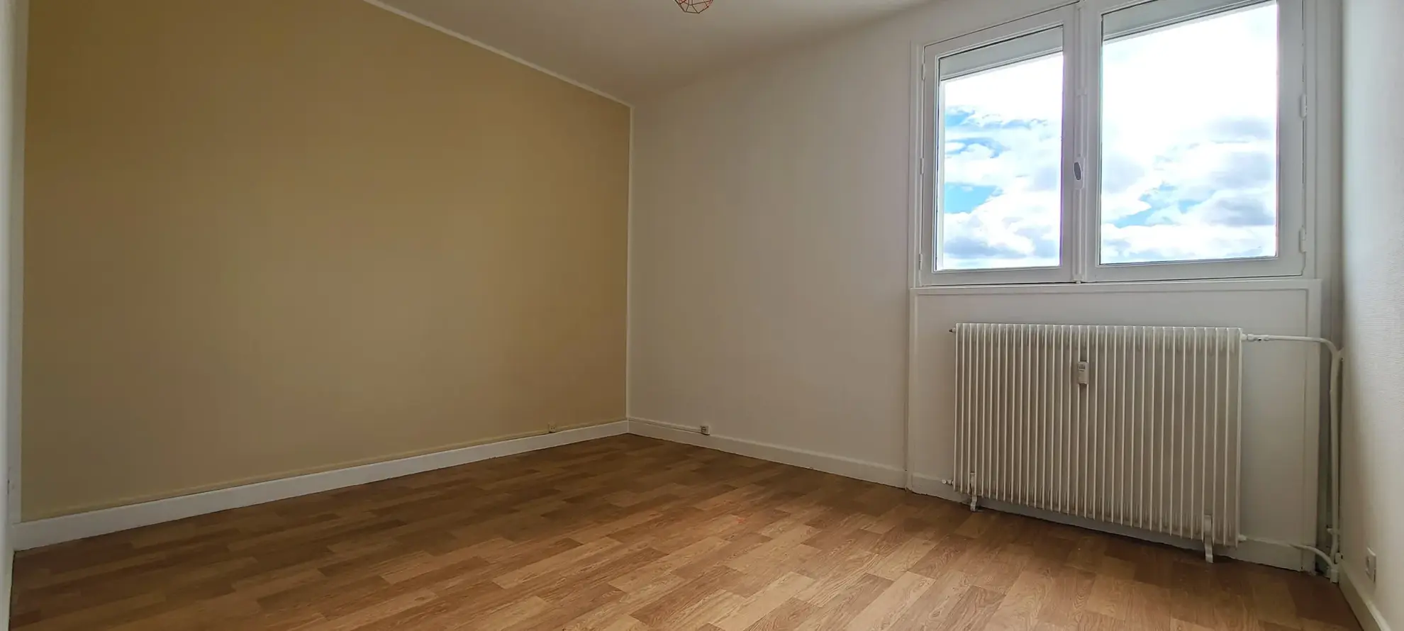 Appartement T4 rénové et spacieux à Clermont-Ferrand, proche centre-ville 