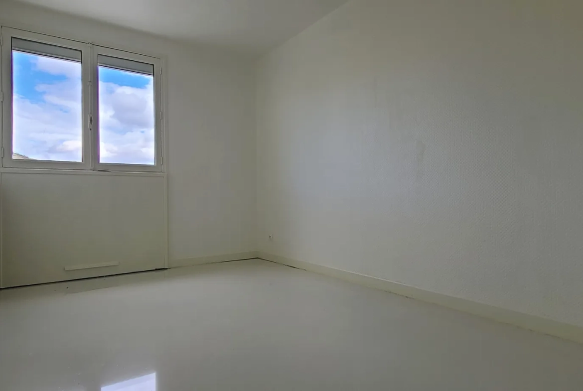 Appartement T4 rénové et spacieux à Clermont-Ferrand, proche centre-ville 