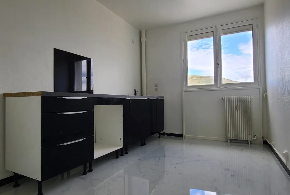 Appartement T4 rénové et spacieux à Clermont-Ferrand, proche centre-ville 