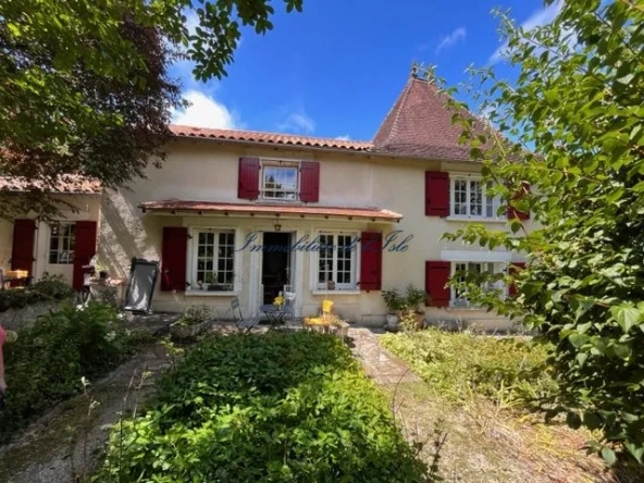 Maison de campagne rénovée avec dépendance et grand terrain à Verteillac