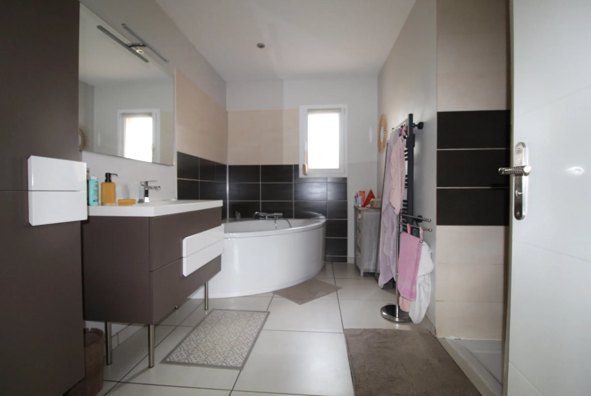 Villa T4 de 2013 avec garage, terrasse et prestations haut de gamme à Vabres l'Abbaye 