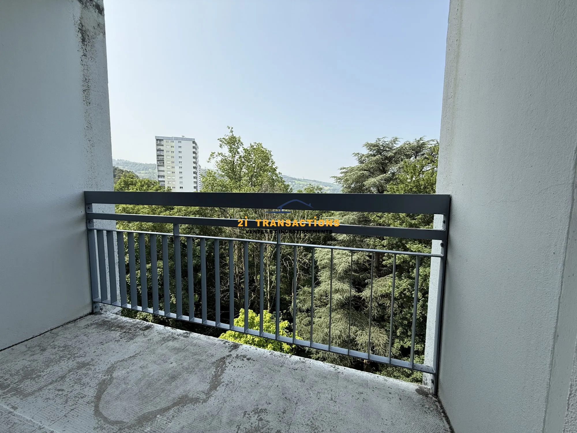 Superbe appartement T1 meublé avec balcon à vendre à Saint-Étienne 