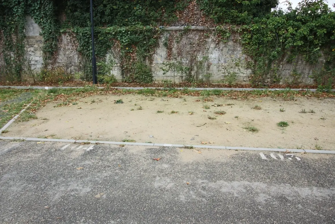 Places de parking extérieures à Persan près de la gare - Opportunité à saisir 
