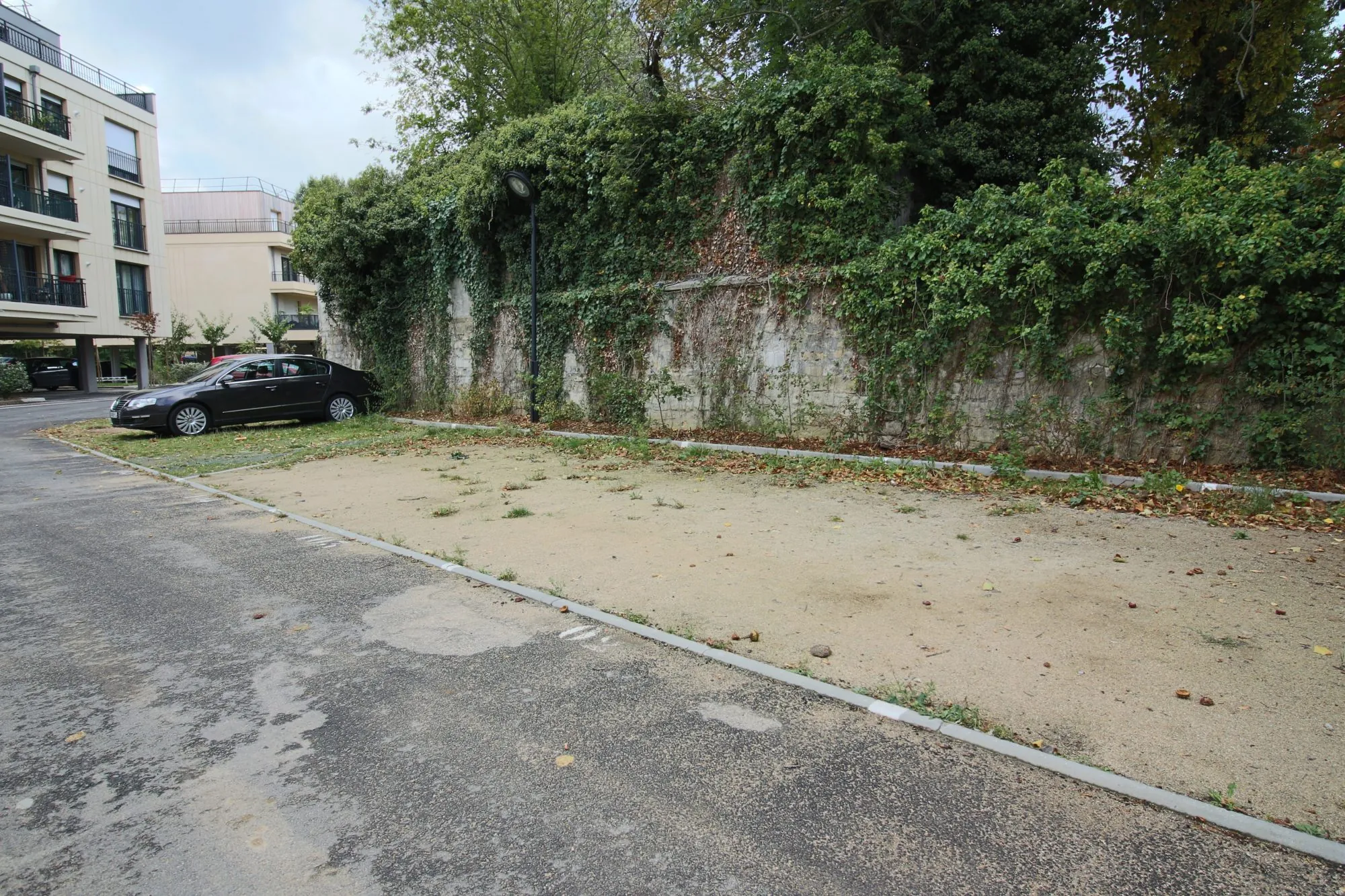 Places de parking extérieures à Persan près de la gare - Opportunité à saisir 