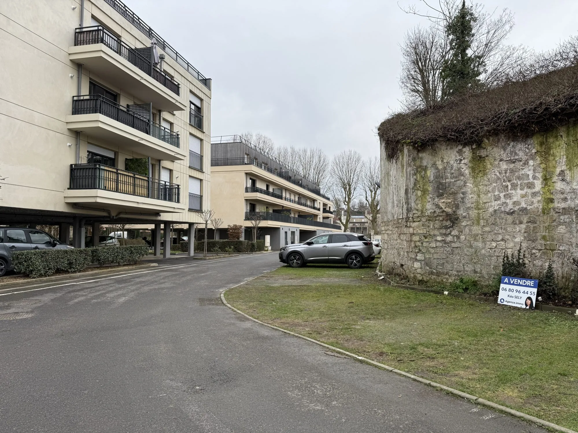 Places de parking extérieures à Persan près de la gare - Opportunité à saisir 